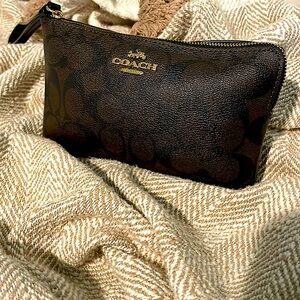 COACH WOMENS LARGE CORNER ZIP WRISTLET SIGNATURE CANVAS BROWN/BLACK CS438